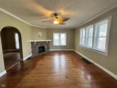 Living - 315 W High St, Pendleton, IN 46064 photo 3 of 8