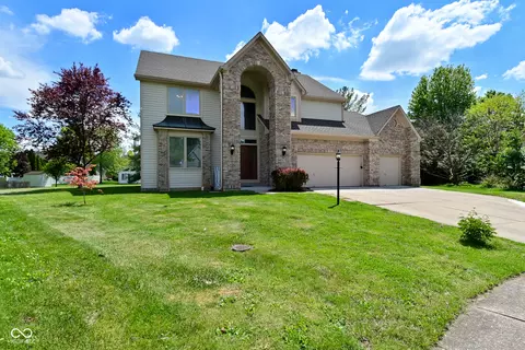 8627 Lansdowne Dr, Fishers, IN 46038
