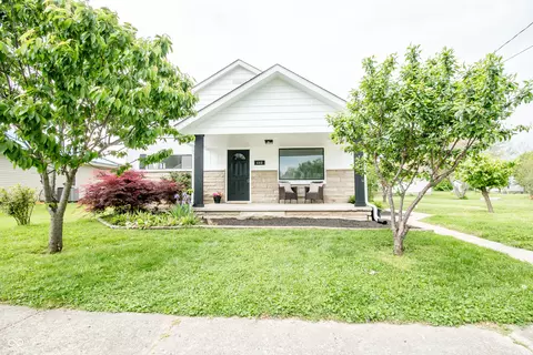 648 Market St, Hope, IN 47246