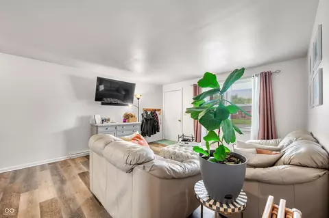 Living - 5120 Apache Ct, Columbus, IN 47203 photo 1 of 3