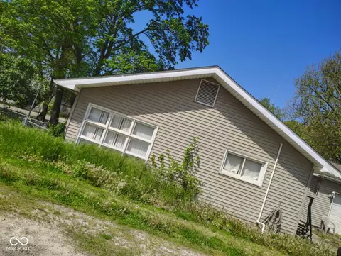 31 W Trinity Ave, Clinton, IN 47842