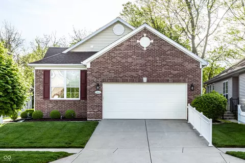 1041 Lincoln Park E Dr, Greenwood, IN 46142