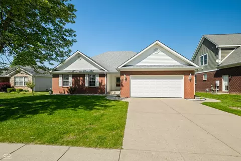 40 Clear Spring Ln, Trafalgar, IN 46181