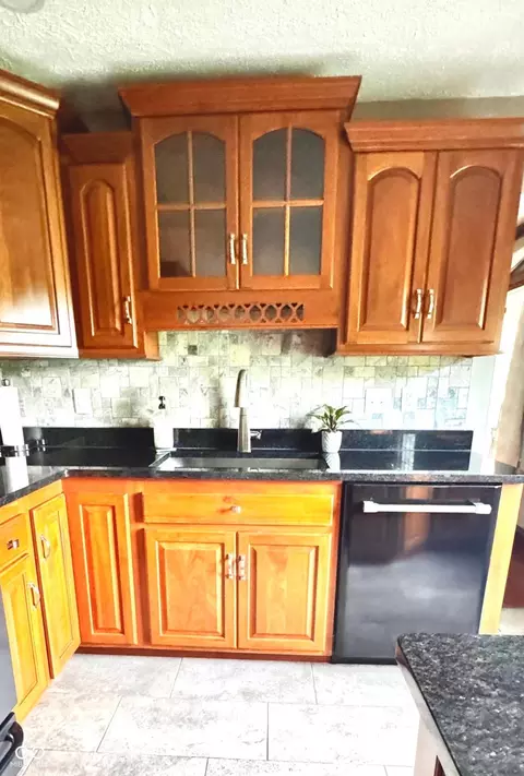 Kitchen - 3559 S County Road 475 E, Plainfield, IN 46168 photo 5 of 9