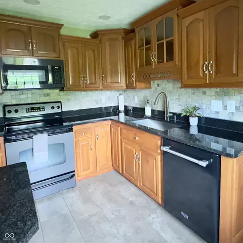 Kitchen - 3559 S County Road 475 E, Plainfield, IN 46168 photo 3 of 9