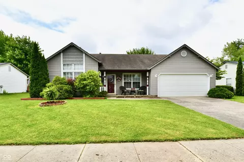 73 Suncrest Dr, Greenwood, IN 46143