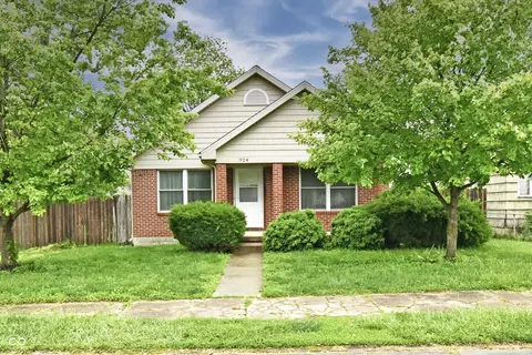 924 S B St, Elwood, IN 46036