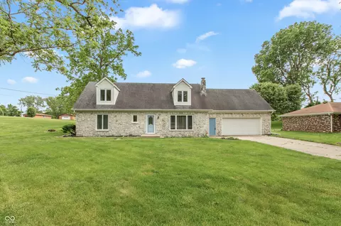 8465 Hilltop Ln, Martinsville, IN 46151