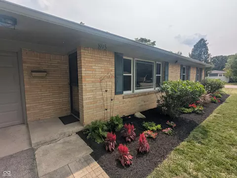 895 W Poplar St, Zionsville, IN 46077
