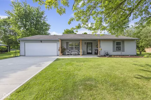 1121 Barcelona Dr, Greenwood, IN 46143