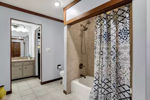 Bath - 4623 E Windsor Ln, Columbus, IN 47201 photo 3 of 4