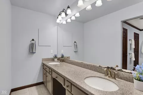 Bath - 4623 E Windsor Ln, Columbus, IN 47201 photo 2 of 4