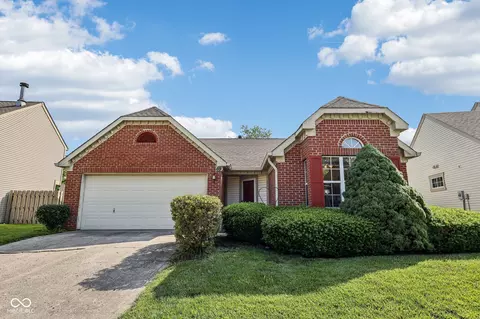 69 Stoneybrook Dr, Greenwood, IN 46142