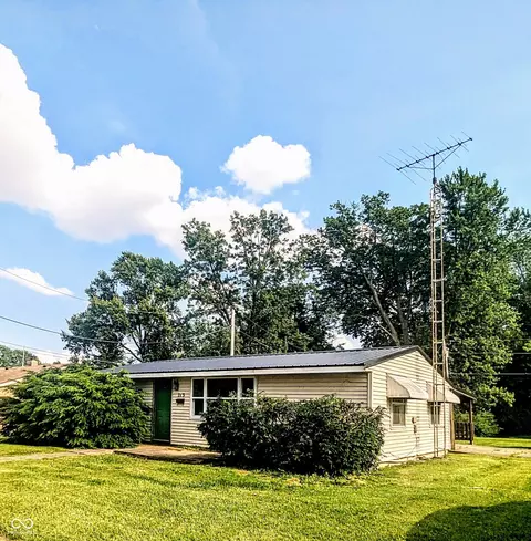 713 E 10th St, Rushville, IN 46173