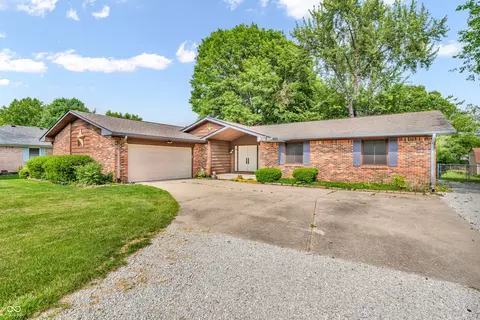 407 Woodland E Dr, Greenfield, IN 46140