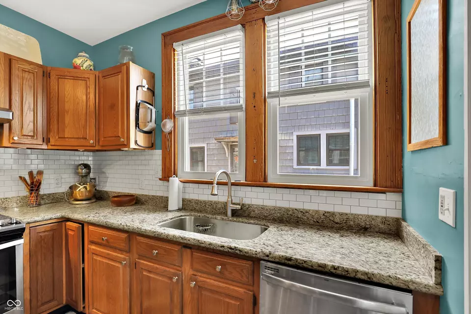 Kitchen - 140 W Hampton Dr, Indianapolis, IN 46208 photo 3 of 6