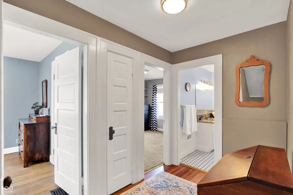 Entry Way - 140 W Hampton Dr, Indianapolis, IN 46208 photo 2 of 4