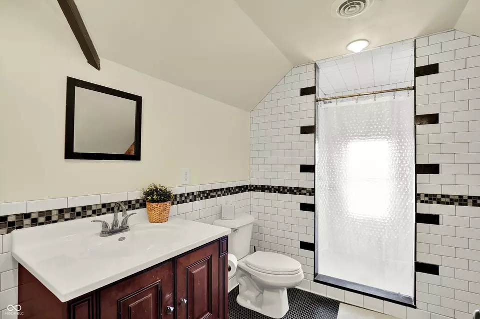 Bath - 140 W Hampton Dr, Indianapolis, IN 46208 photo 6 of 9