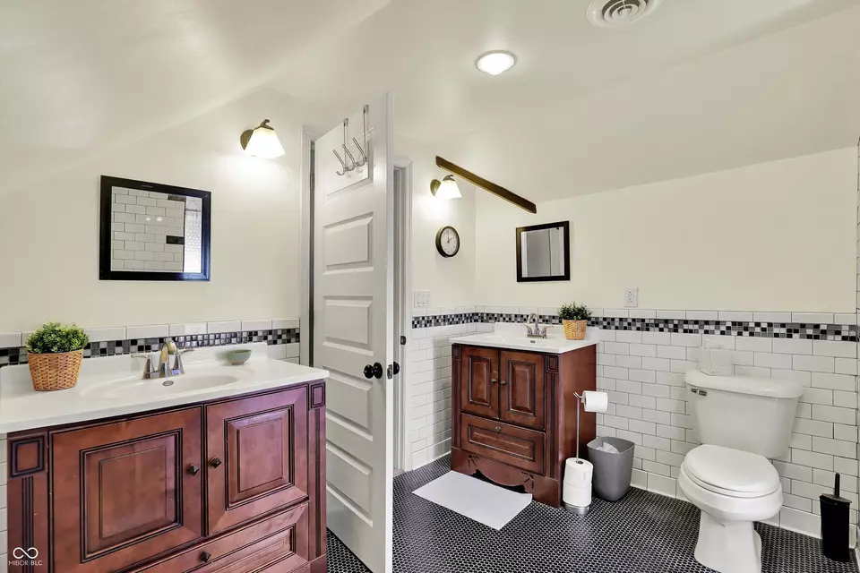 Bath - 140 W Hampton Dr, Indianapolis, IN 46208 photo 5 of 9