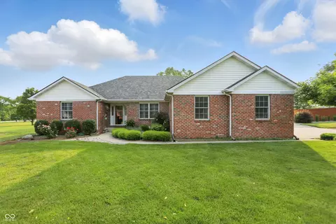 832 S Fairway Dr, Crawfordsville, IN 47933