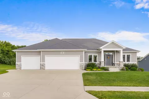 1497 Maple Ridge Ct, Columbus, IN 47201