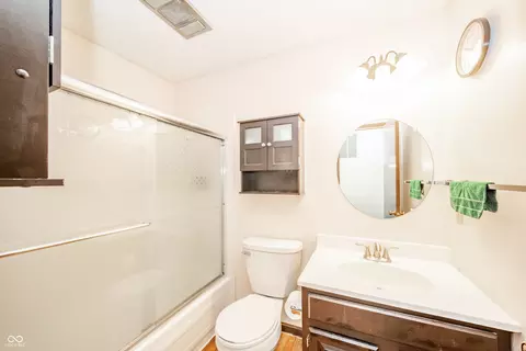 Bath - 1111 Pendle Hill Ave, Pendleton, IN 46064 photo 1 of 2