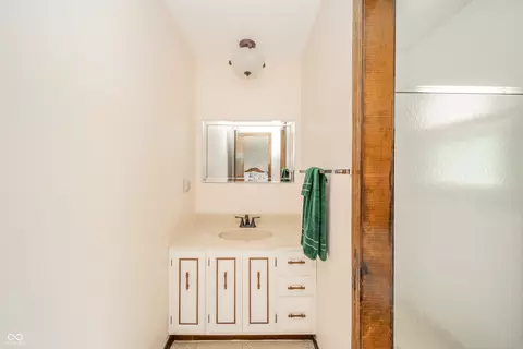 Bath - 1111 Pendle Hill Ave, Pendleton, IN 46064 photo 2 of 2