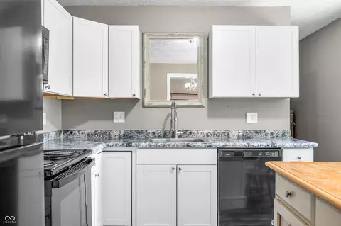 Kitchen - 157 Meadow Pl, Hope, IN 47246 photo 2 of 3