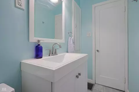 Bath - 2309 Maple St, Columbus, IN 47201 photo 3 of 4