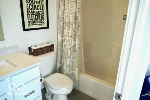 Bath - 751 Switchyard Pl, Indianapolis, IN 46202 photo 7 of 8