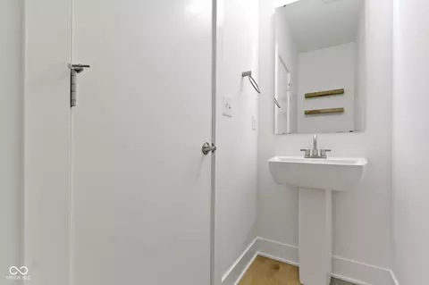 Bath - 751 Switchyard Pl, Indianapolis, IN 46202 photo 1 of 8