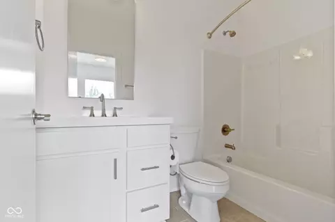 Bath - 751 Switchyard Pl, Indianapolis, IN 46202 photo 4 of 8