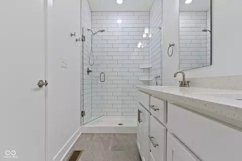 Bath - 751 Switchyard Pl, Indianapolis, IN 46202 photo 3 of 8