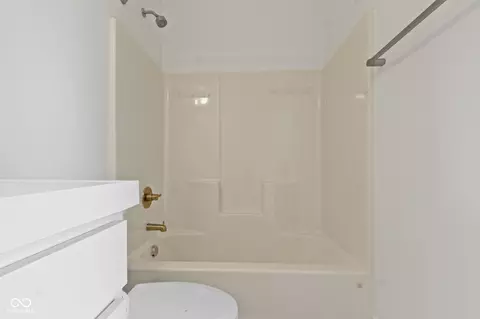 Bath - 751 Switchyard Pl, Indianapolis, IN 46202 photo 5 of 8