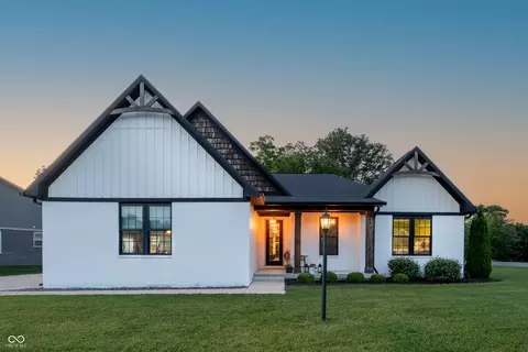 101 Saundra Dr, Fortville, IN 46040