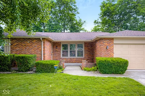 3235 Flintwood Dr, Columbus, IN 47203 photo 2
