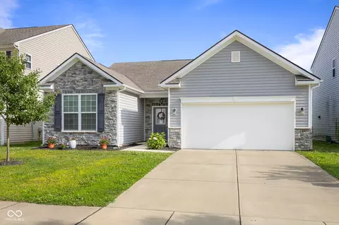 2421 Creek Bank Dr, Columbus, IN 47201