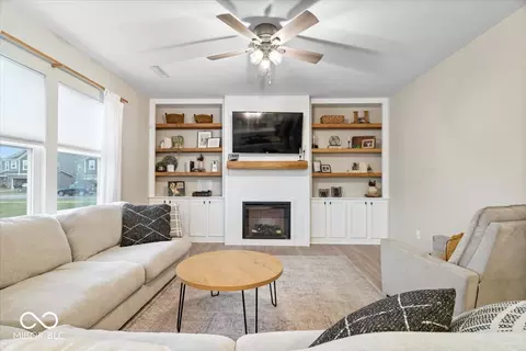 Living - 8547 Winton Pl, Pendleton, IN 46064 photo 2 of 2