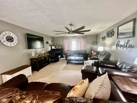 Living - 208 10th St, Covington, IN 47932 photo 3 of 4