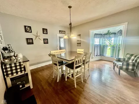 Dining - 208 10th St, Covington, IN 47932 photo 2 of 2