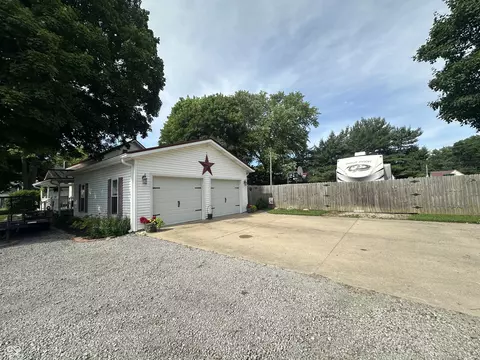 Exterior - 208 10th St, Covington, IN 47932 photo 3 of 9