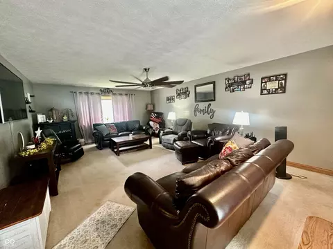 Living - 208 10th St, Covington, IN 47932 photo 1 of 4