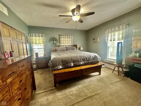 Bedroom - 208 10th St, Covington, IN 47932 photo 2 of 4