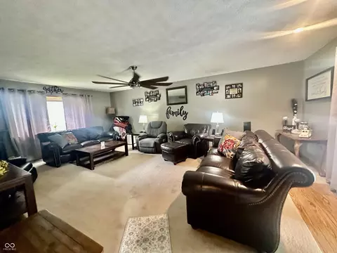 Living - 208 10th St, Covington, IN 47932 photo 2 of 4