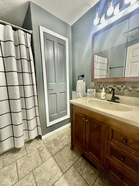 Bath - 208 10th St, Covington, IN 47932 photo 1 of 1