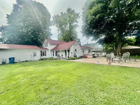 Exterior - 208 10th St, Covington, IN 47932 photo 6 of 9