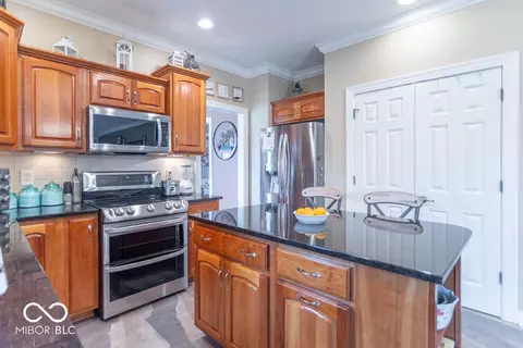 Kitchen - 1035 White Oak Dr, Plainfield, IN 46168 photo 2 of 2