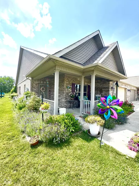 1688 Magnolia Dr, Greenwood, IN 46143