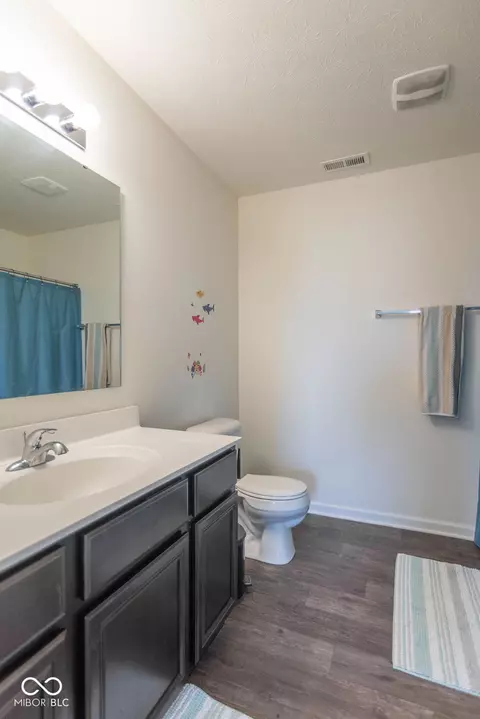 Bath - 907 Ram Dr, Franklin, IN 46131 photo 2 of 5