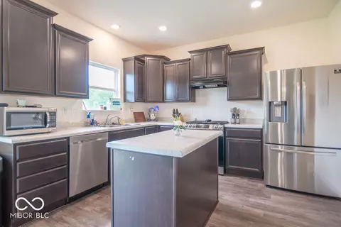 Kitchen - 907 Ram Dr, Franklin, IN 46131 photo 2 of 4
